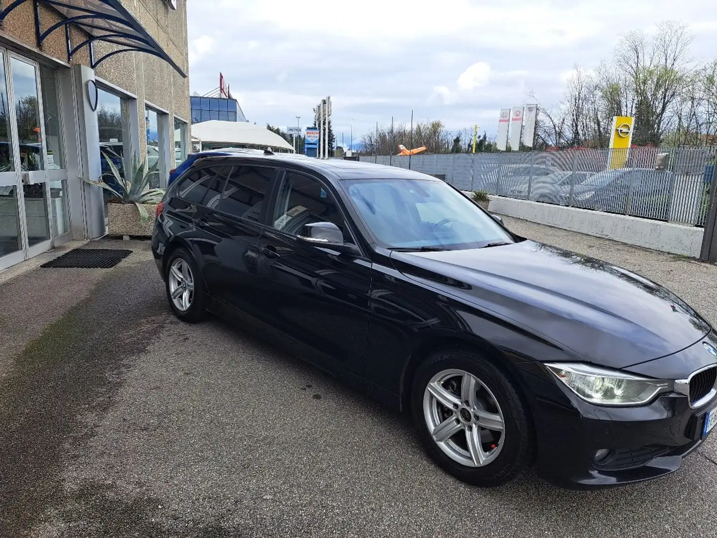 BMW 318 318d Touring Business auto Fekete - 2