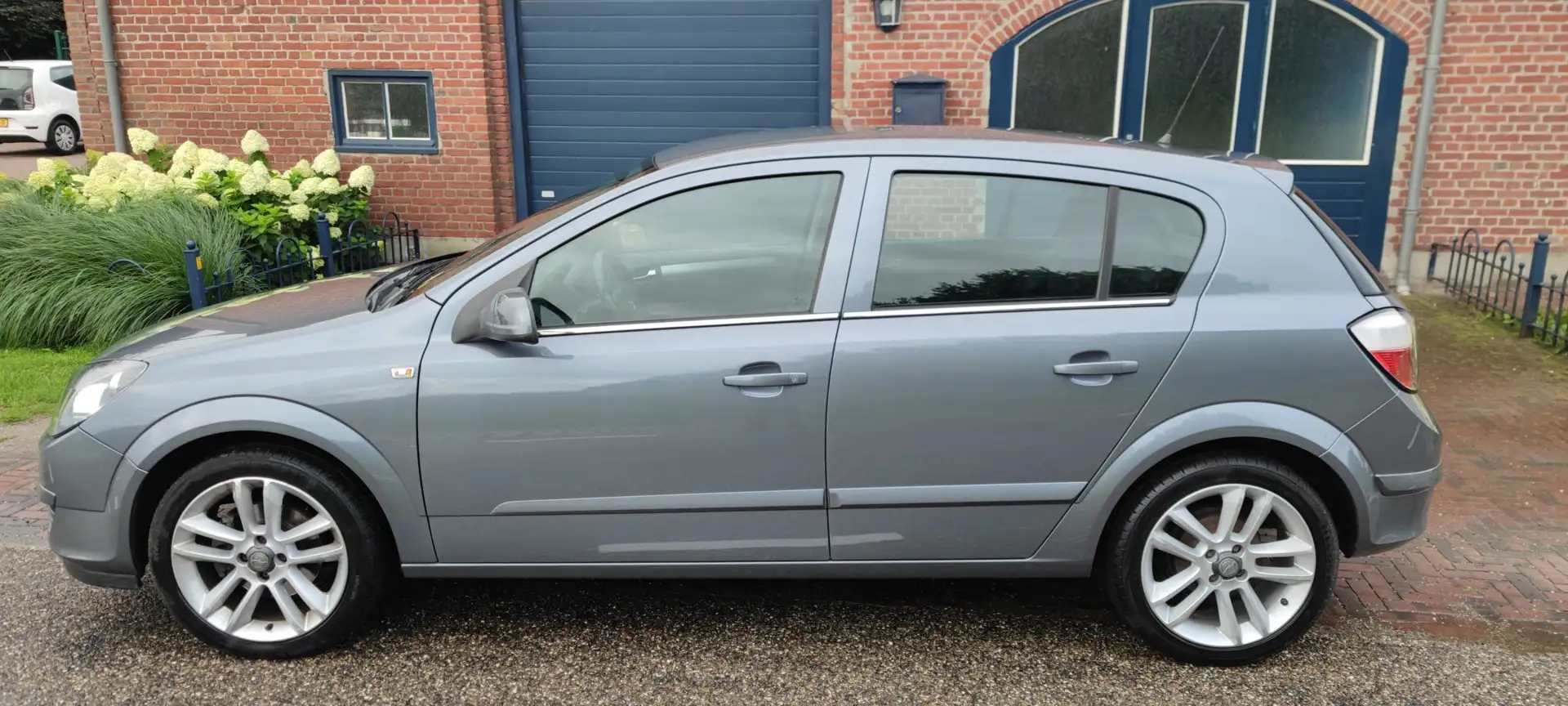 Opel Astra 1.6 Enjoy apk t/m 02-04-2027 Grau - 2