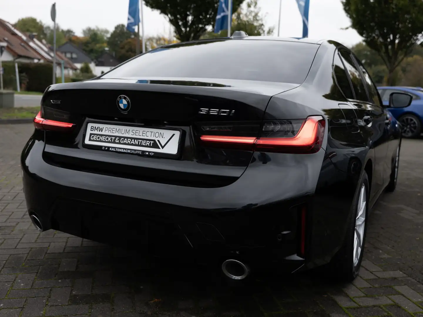 BMW 320 i xDrive M-Sport Schiebedach AHK 360° ACC Schwarz - 2