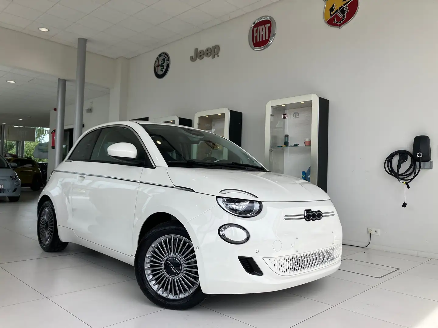 Fiat 500e 42 kWh | SENSOREN+CAMERA+ARMSTEUN | 45% VOORDEEL Wit - 1