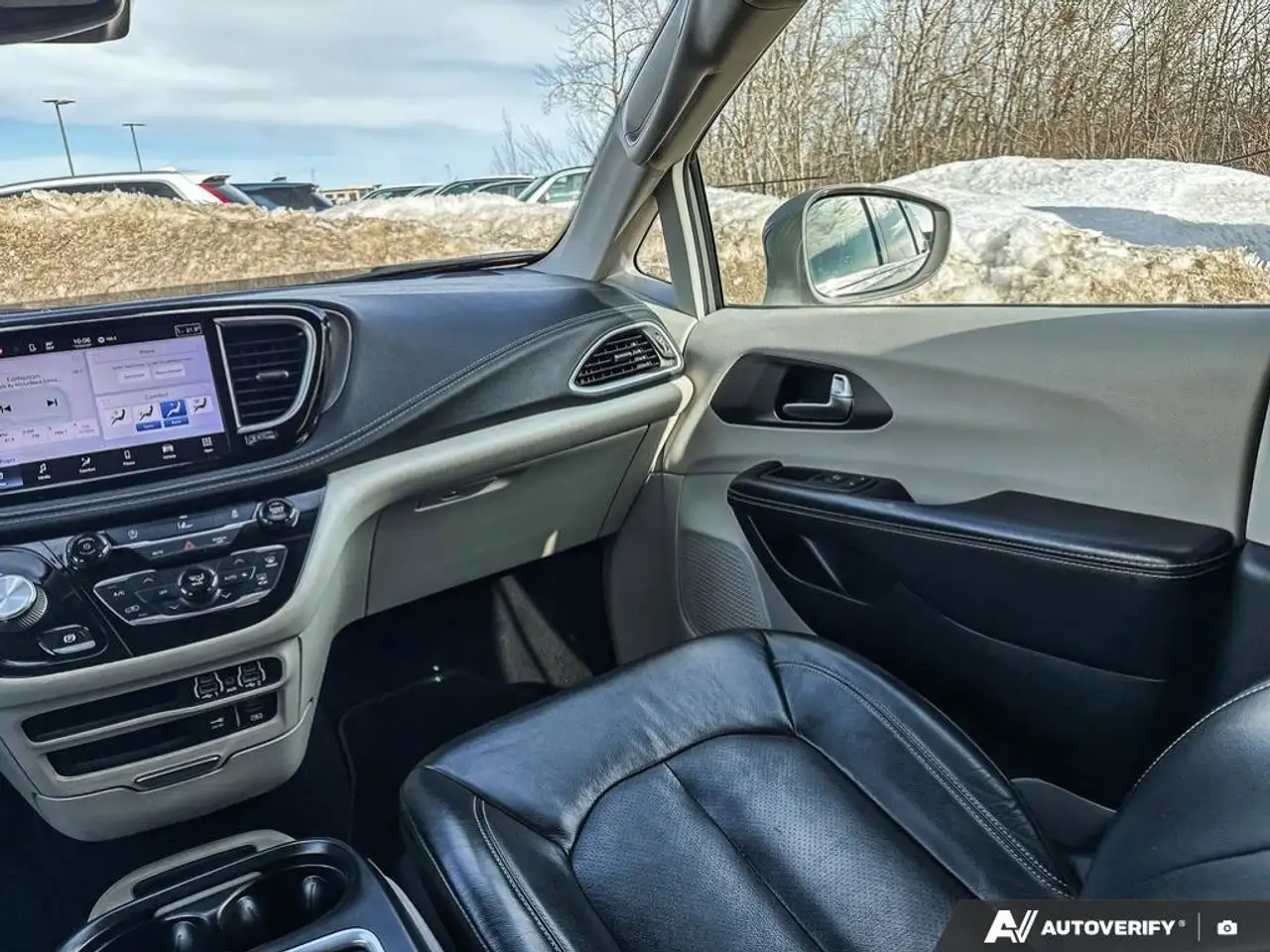 Chrysler Pacifica снимка Chrysler Pacifica