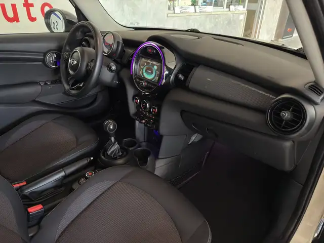 Mini Hatch view 6