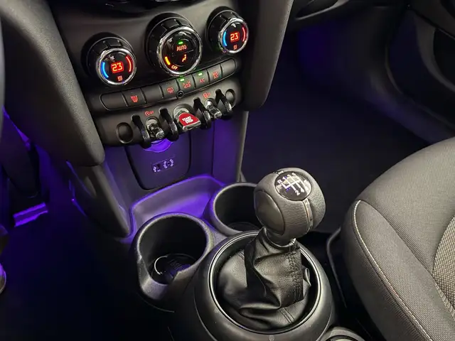 Mini Hatch view 11