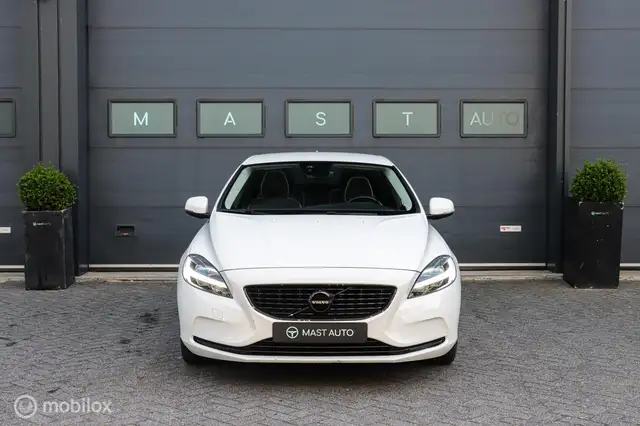 Volvo V40 view 2