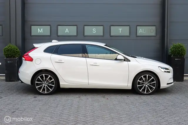 Volvo V40 view 5