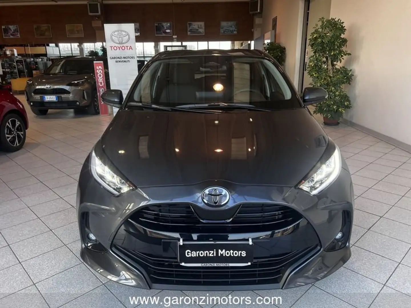 Toyota Yaris 1.5 Hybrid 5 porte Trend Grigio - 2