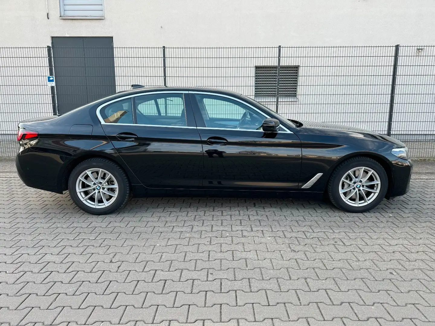 BMW 530 d Lim LED/HUD/RFK/DRIVINGASSIST/AMBIENTEBEL Negro - 2