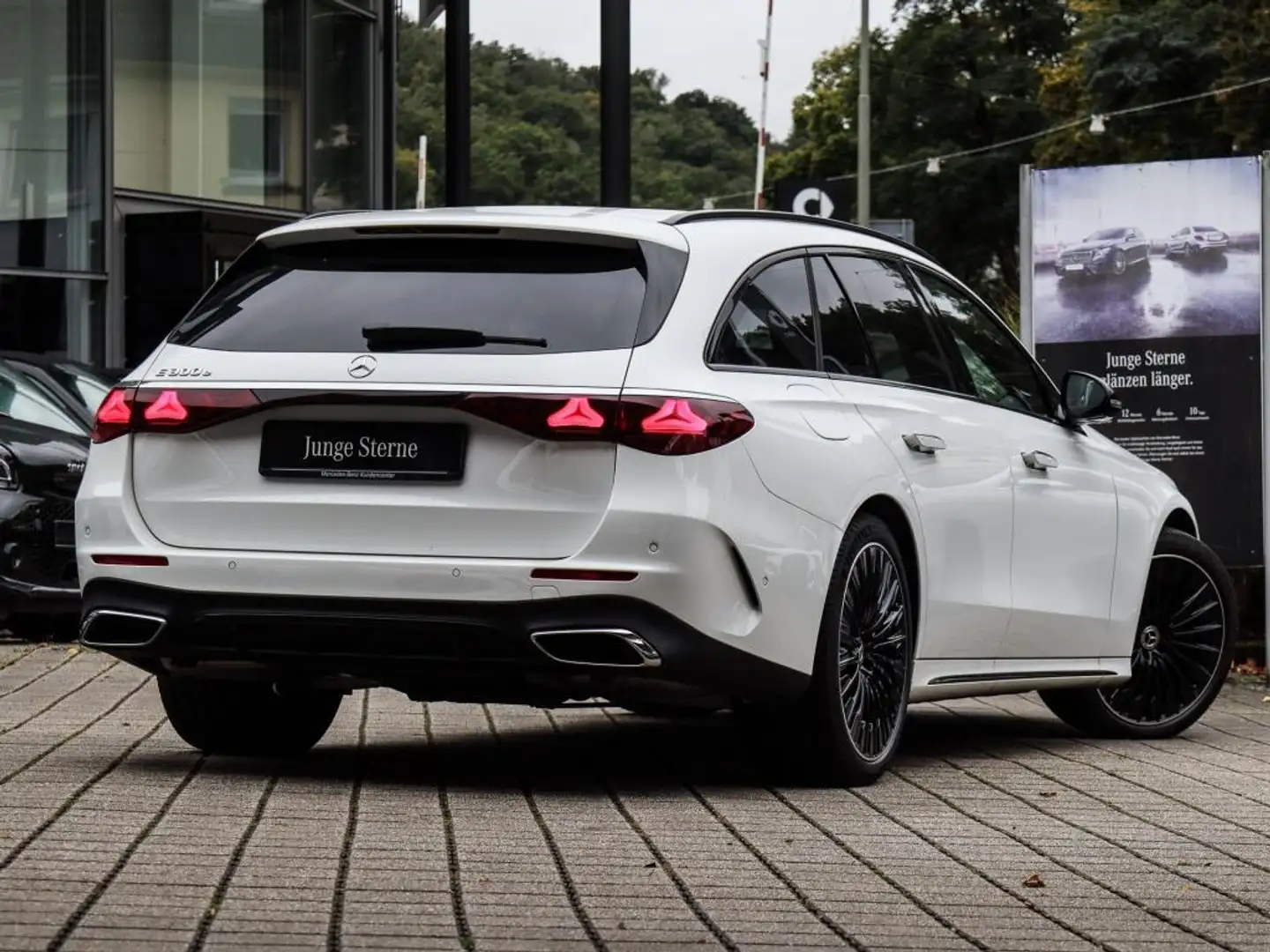 Mercedes-Benz E 300 e T AMG-Sport/Burm/AHK/Night/Distr/Totw/20 Blanc - 2