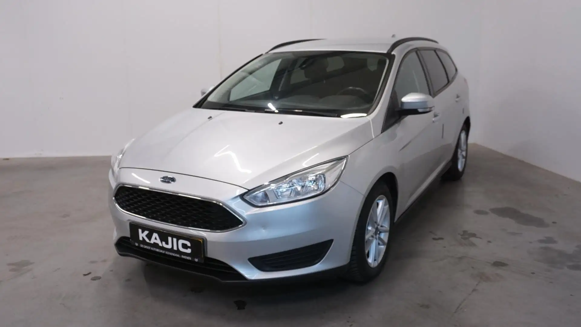 Ford Focus Wagon 1.0 Trend Grijs - 1