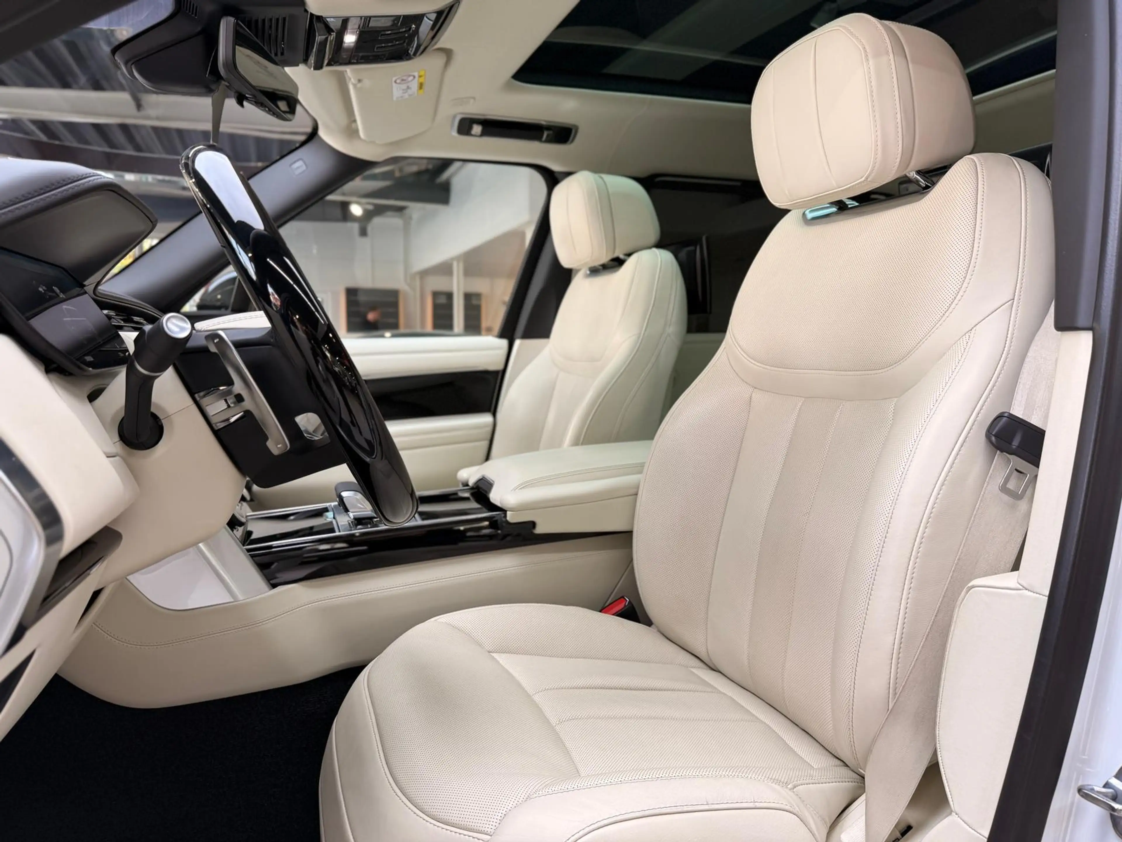 Land Rover Range Rover P440e LWB Lang Autobiography — photo 11