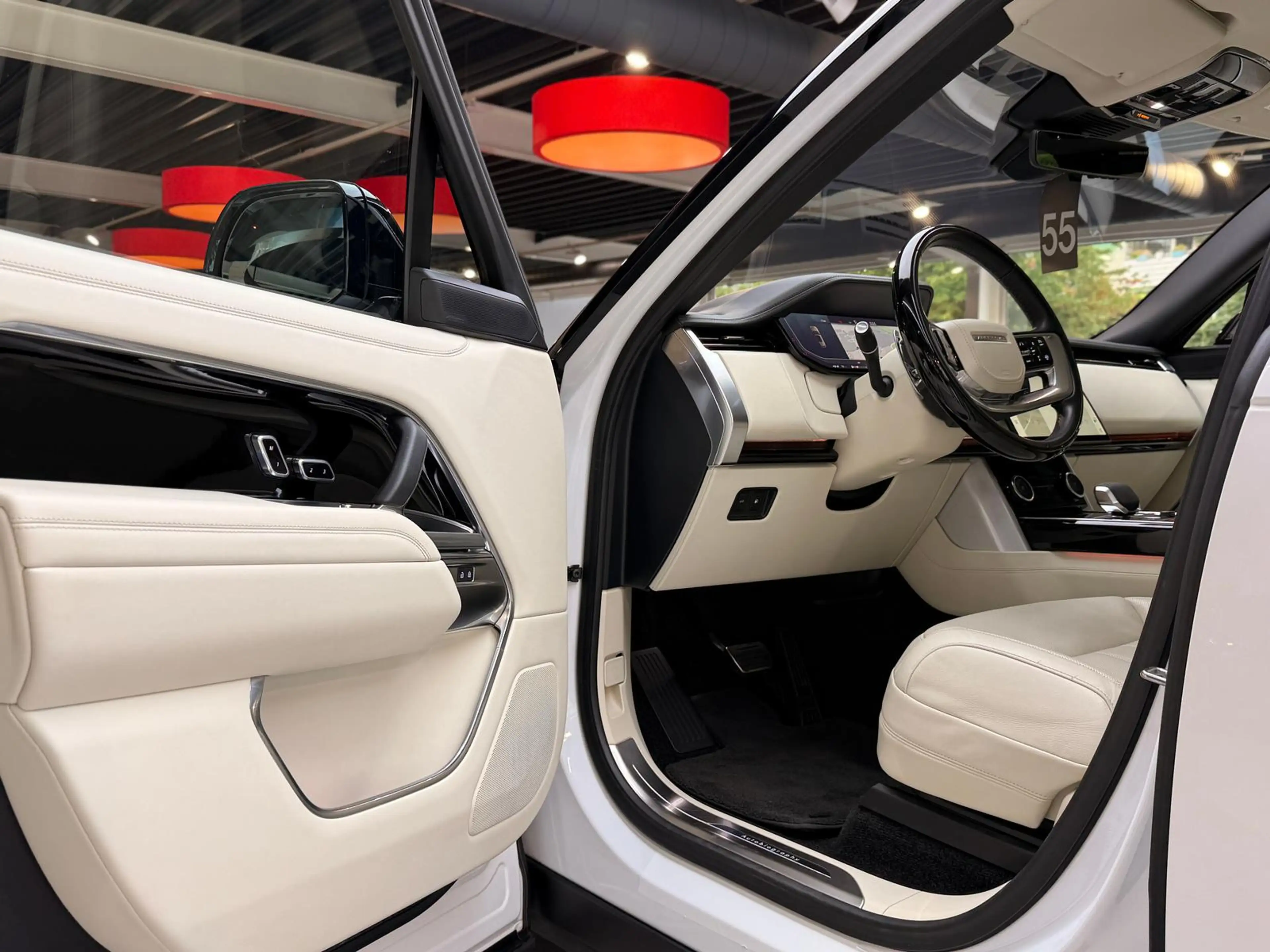 Land Rover Range Rover P440e LWB Lang Autobiography — photo 9