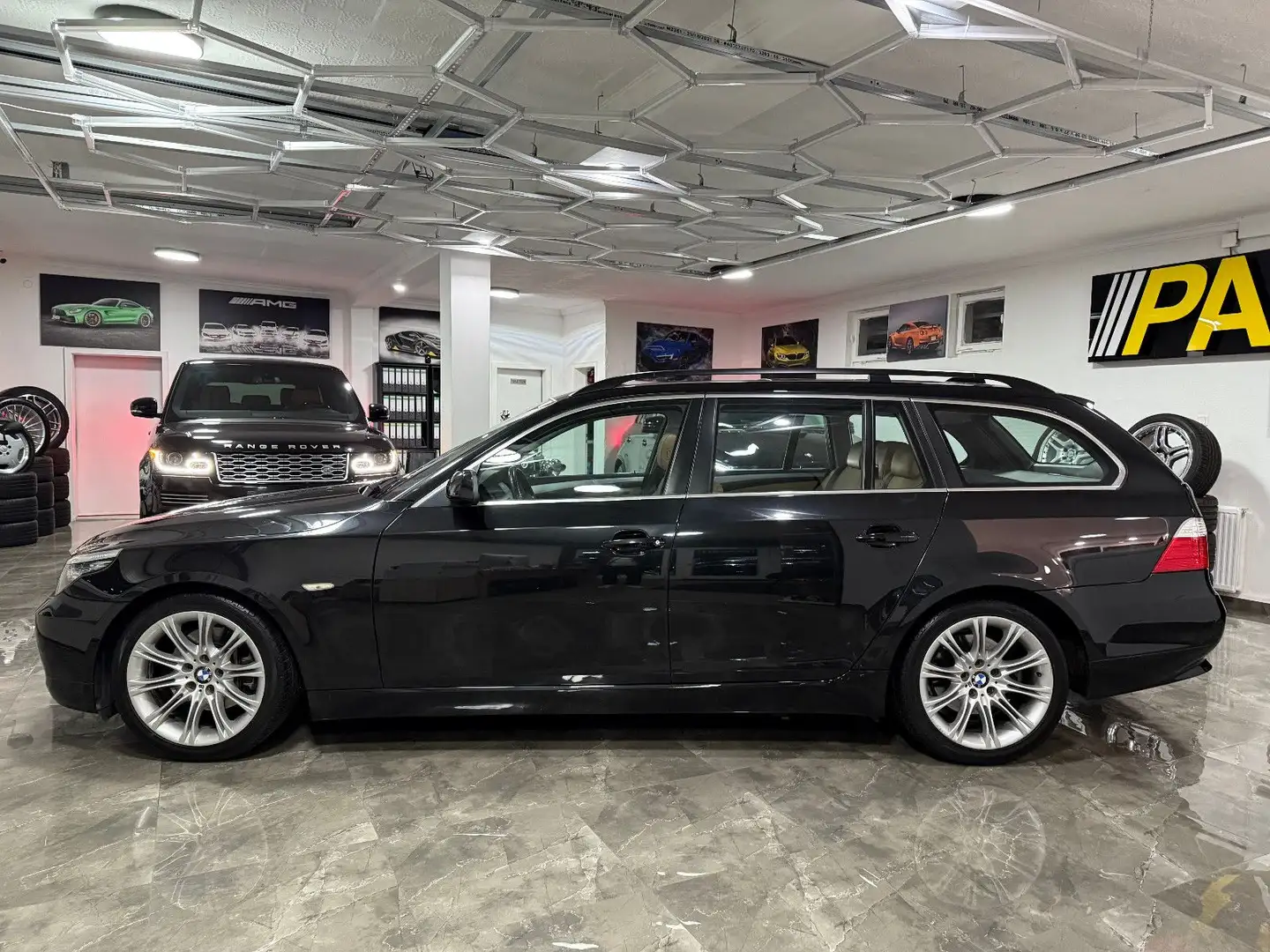 BMW 523 i Touring / 2. Hand Automatik Pano Xenon AHK Noir - 2