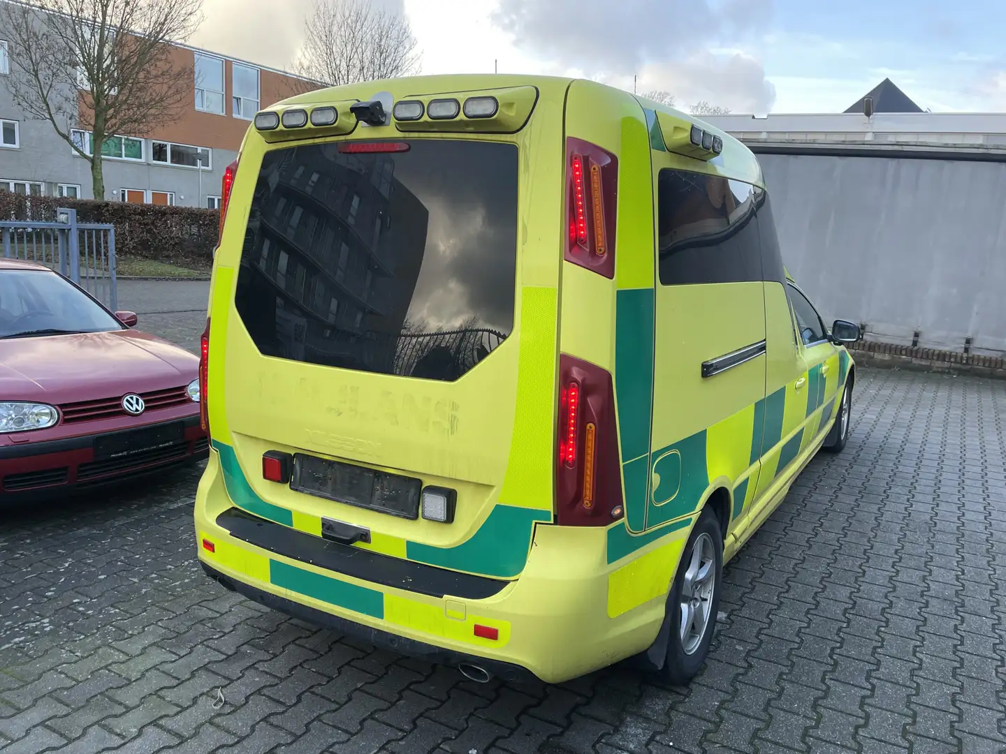 Volvo V70 2.4 D5 AWD NILSSON Ambulance Krankenwagen Camper Geel - 2