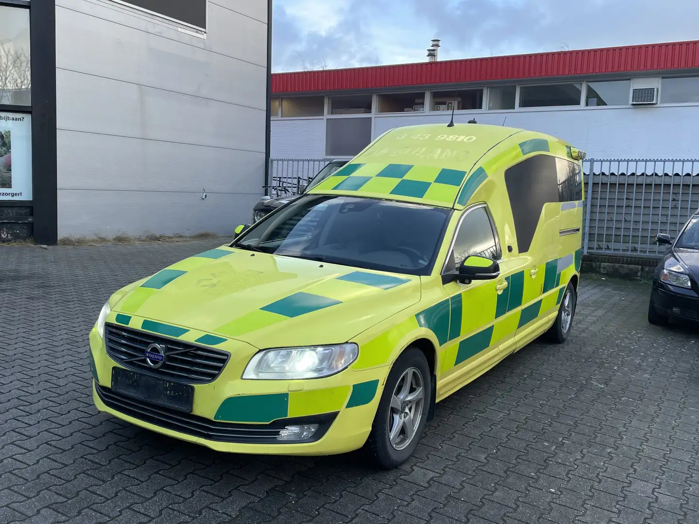 Volvo V70 2.4 D5 AWD NILSSON Ambulance Krankenwagen Camper Geel - 1