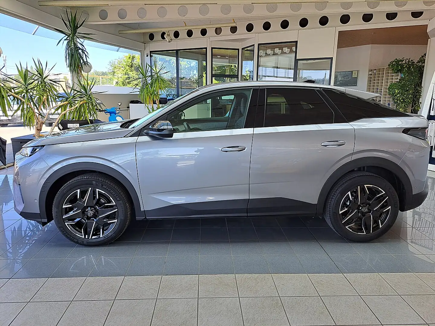 Peugeot 3008 Allure Hybrid 145 e-DCS6 Silber - 2