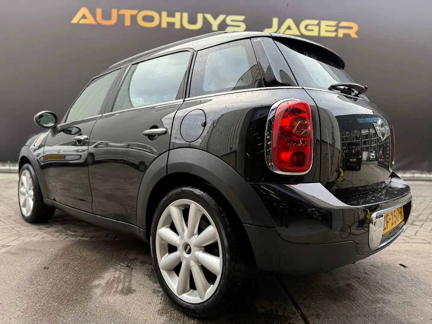 MINI Cooper Countryman Mini 1.6 Pepper Černá - 2