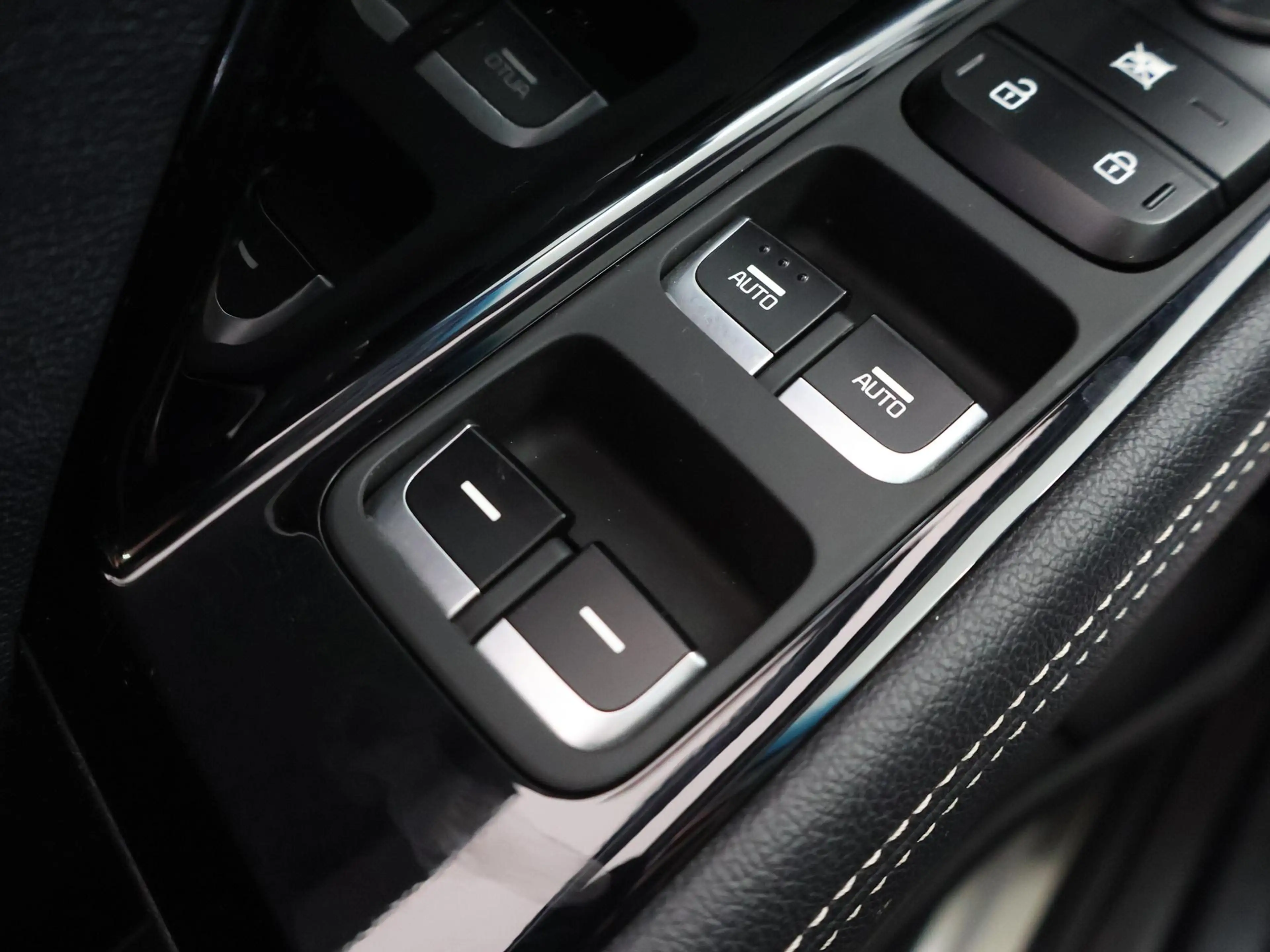 Kia e-Niro ExecutiveLine 64 kWh | Schuifdak | Stoel/Stuurverw — photo 36