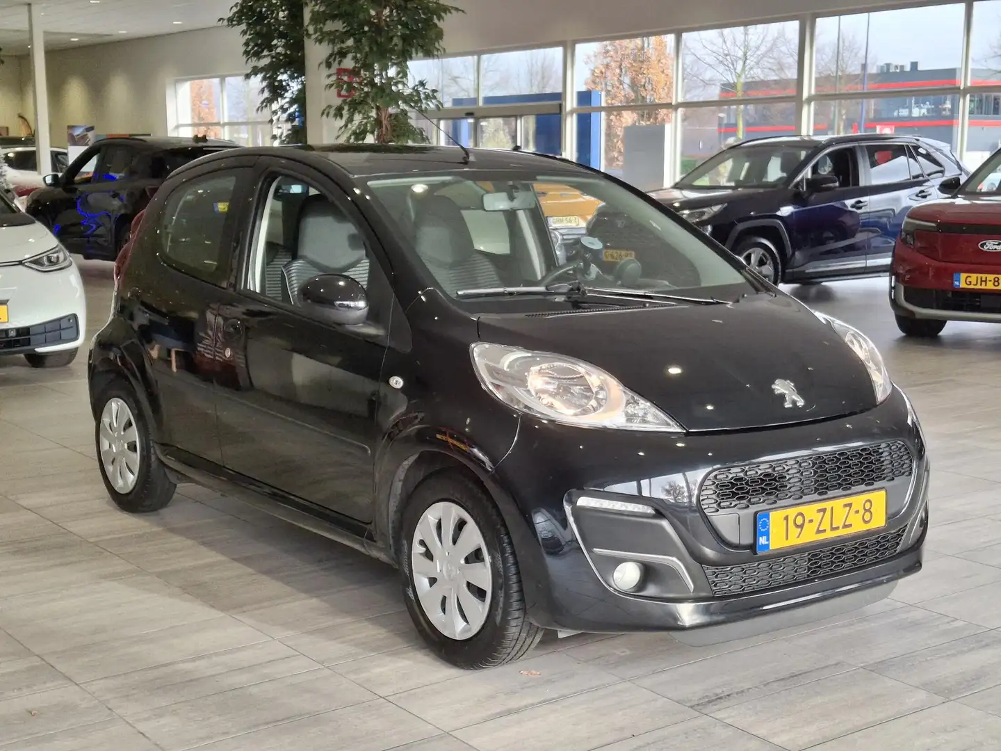 Peugeot 107 1.0 Active | A/C | 5 Deurs | CD | Toerenteller | Zwart - 2