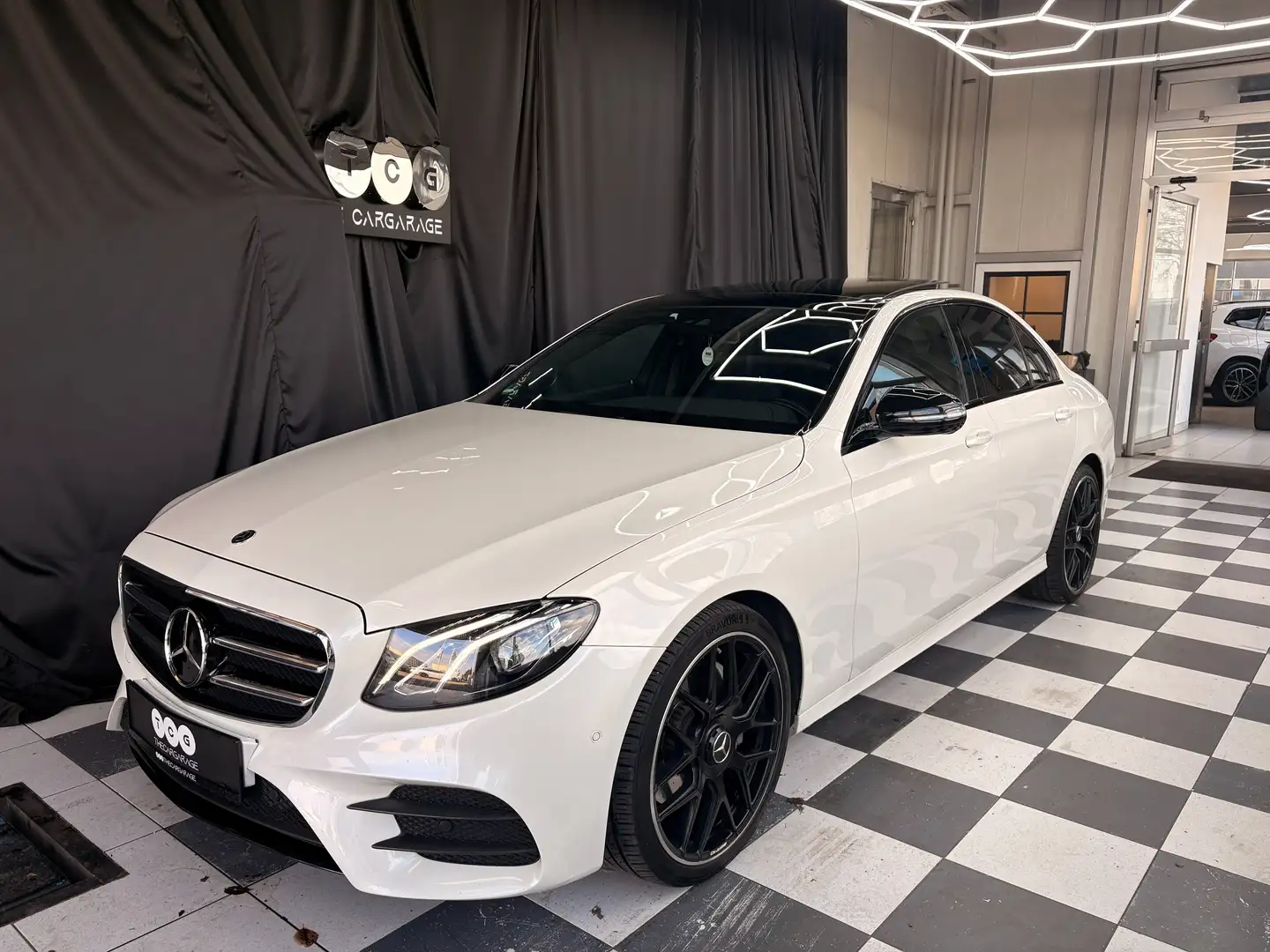 Mercedes-Benz E 220 E 220 d (213.004) Weiß - 1