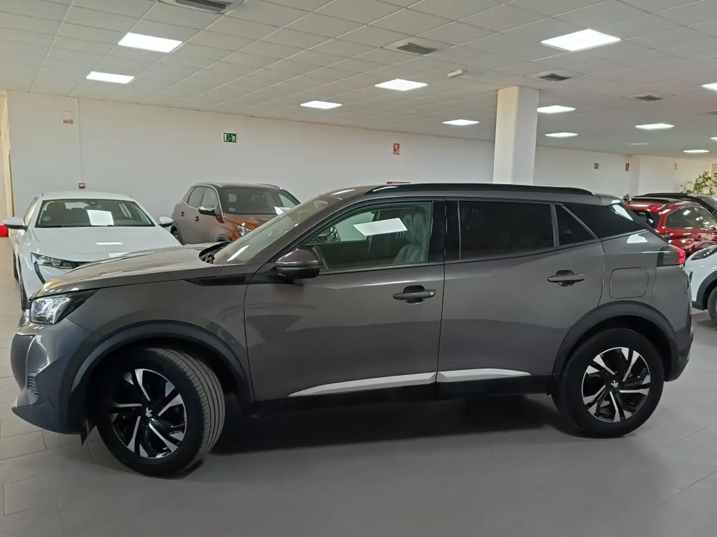 Peugeot 2008 1.2 PureTech S&S Allure 100 Gris - 2