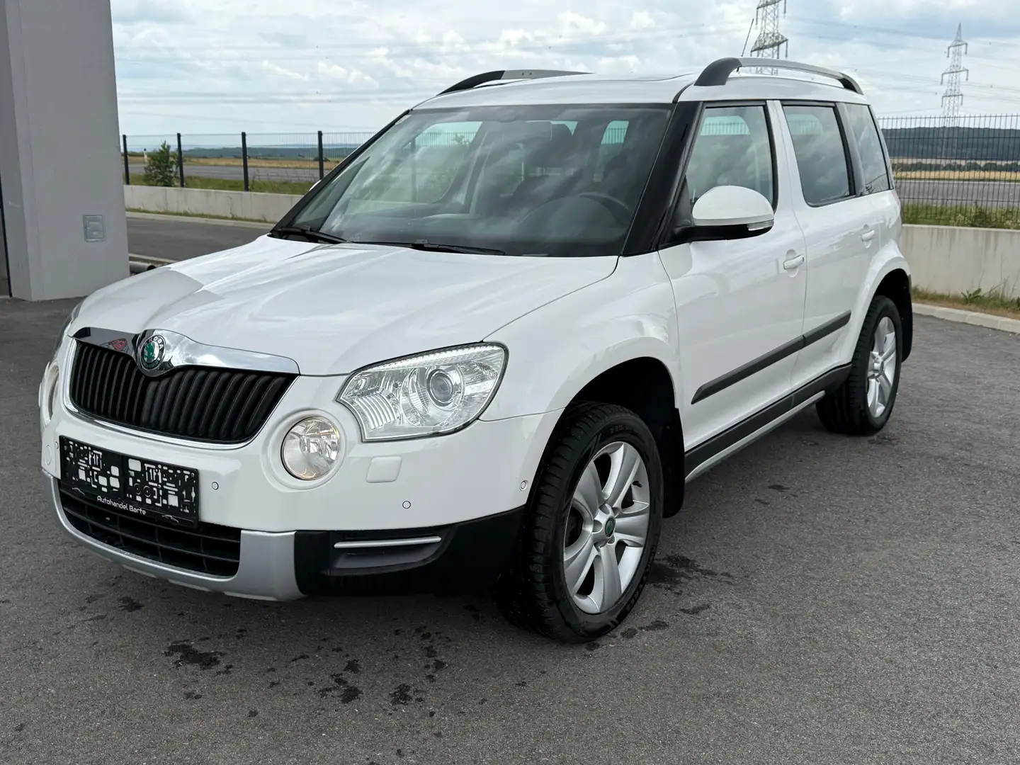 Skoda Yeti Elegance Plus Edition 4x4*DSG*Panorama*Navi* Weiß - 1