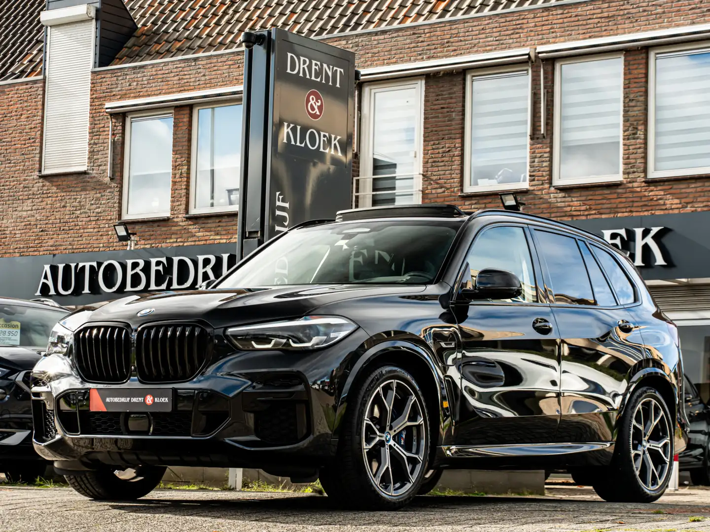 BMW X5 xDrive45e High Exe M-Sport ORG NL PANO HARMAN KARD Zwart - 1
