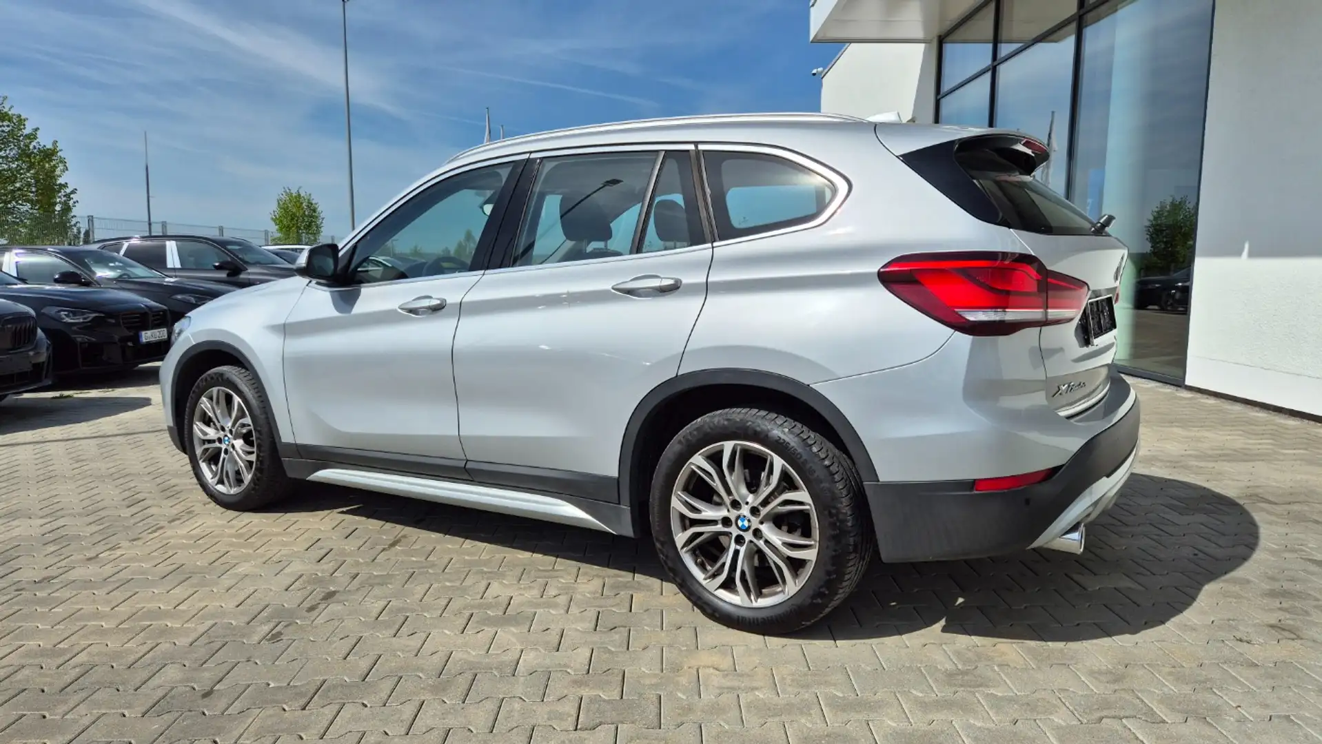 BMW X1 sDrive20i xLine/LED/ParkAss/AUT/PDC/Tempomat Argento - 2