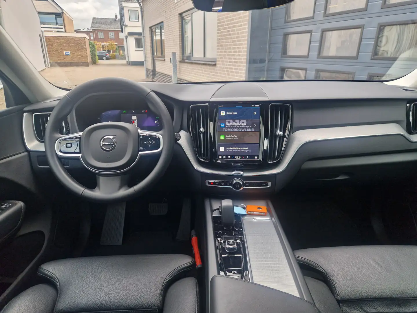 Volvo XC60 2.0 T6 Plug-in hybrid AWD Plus Dark Zwart - 2