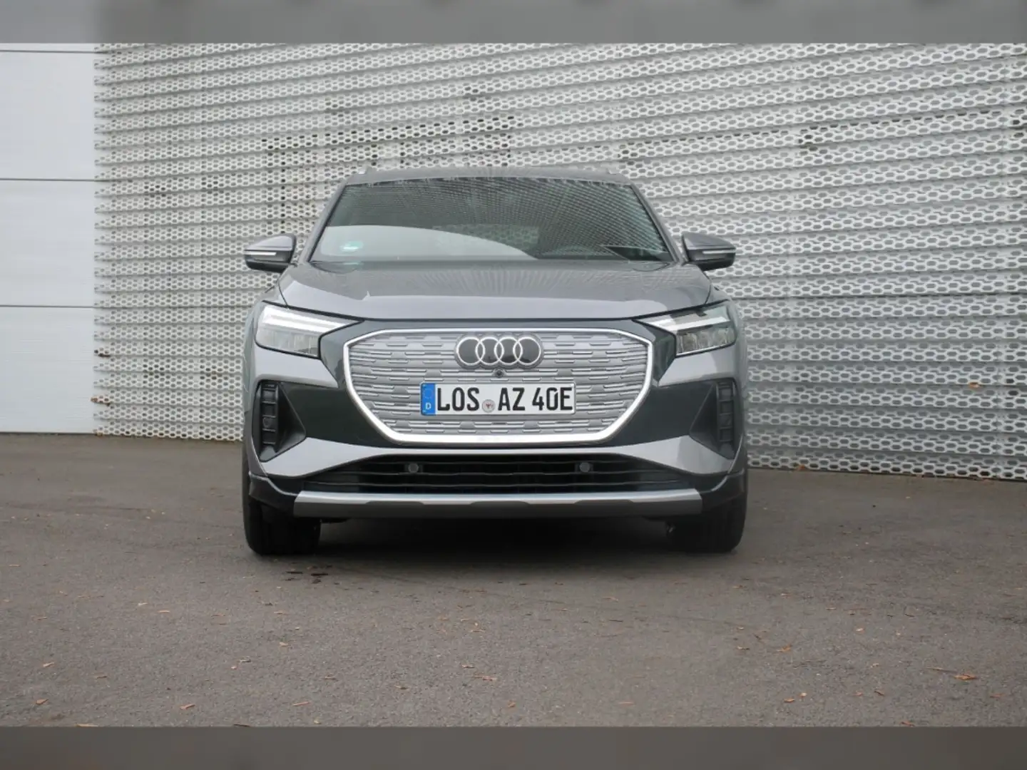 Audi Q4 e-tron 35 Komfortpaket+MMI Navi plus siva - 2