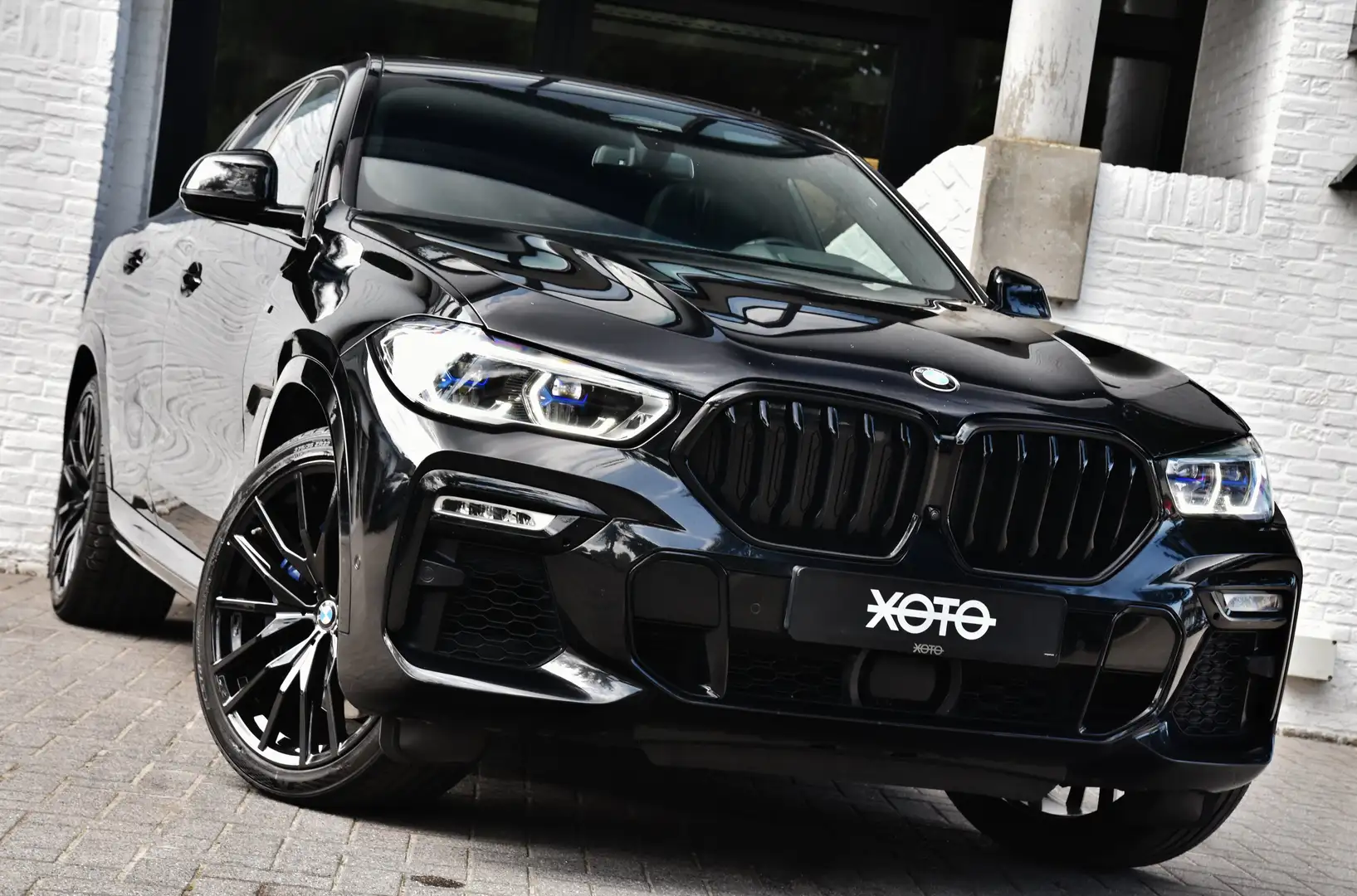 BMW X6 M50 dAS * NP: € 140.050 / 1HD.  / FULL OPTION * Zwart - 2