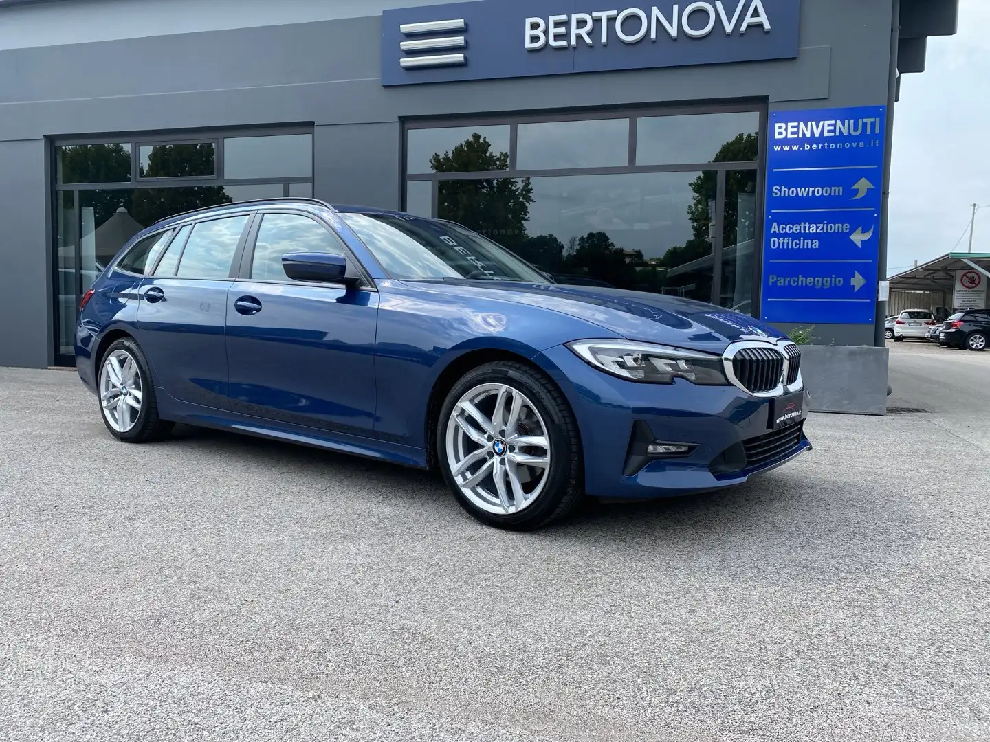 BMW 320 320d 48V xDrive Touring Business Advantage Blauw - 2