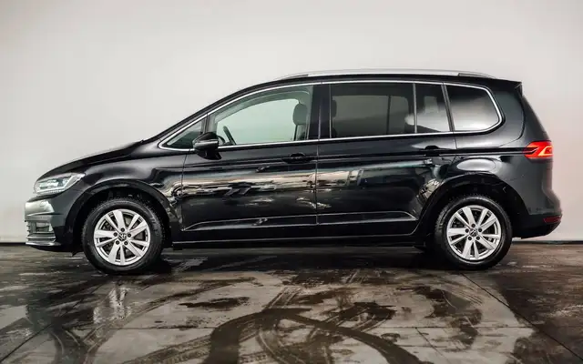 Volkswagen Touran view 3