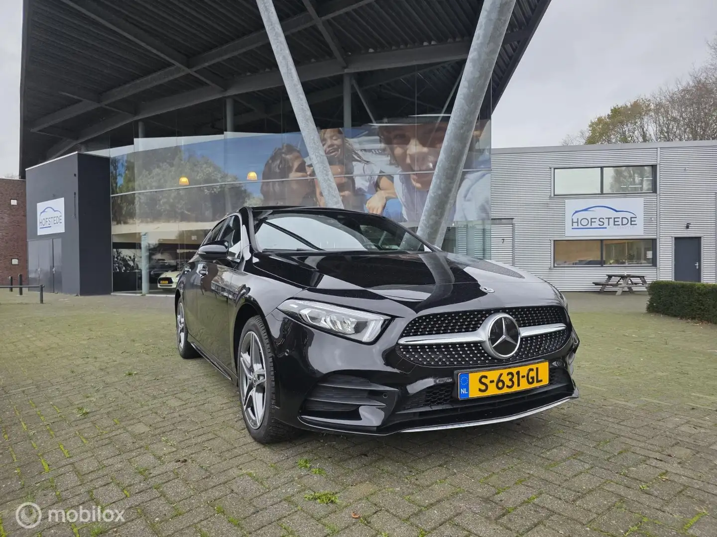 Mercedes-Benz A 250 e Premium Zwart - 2