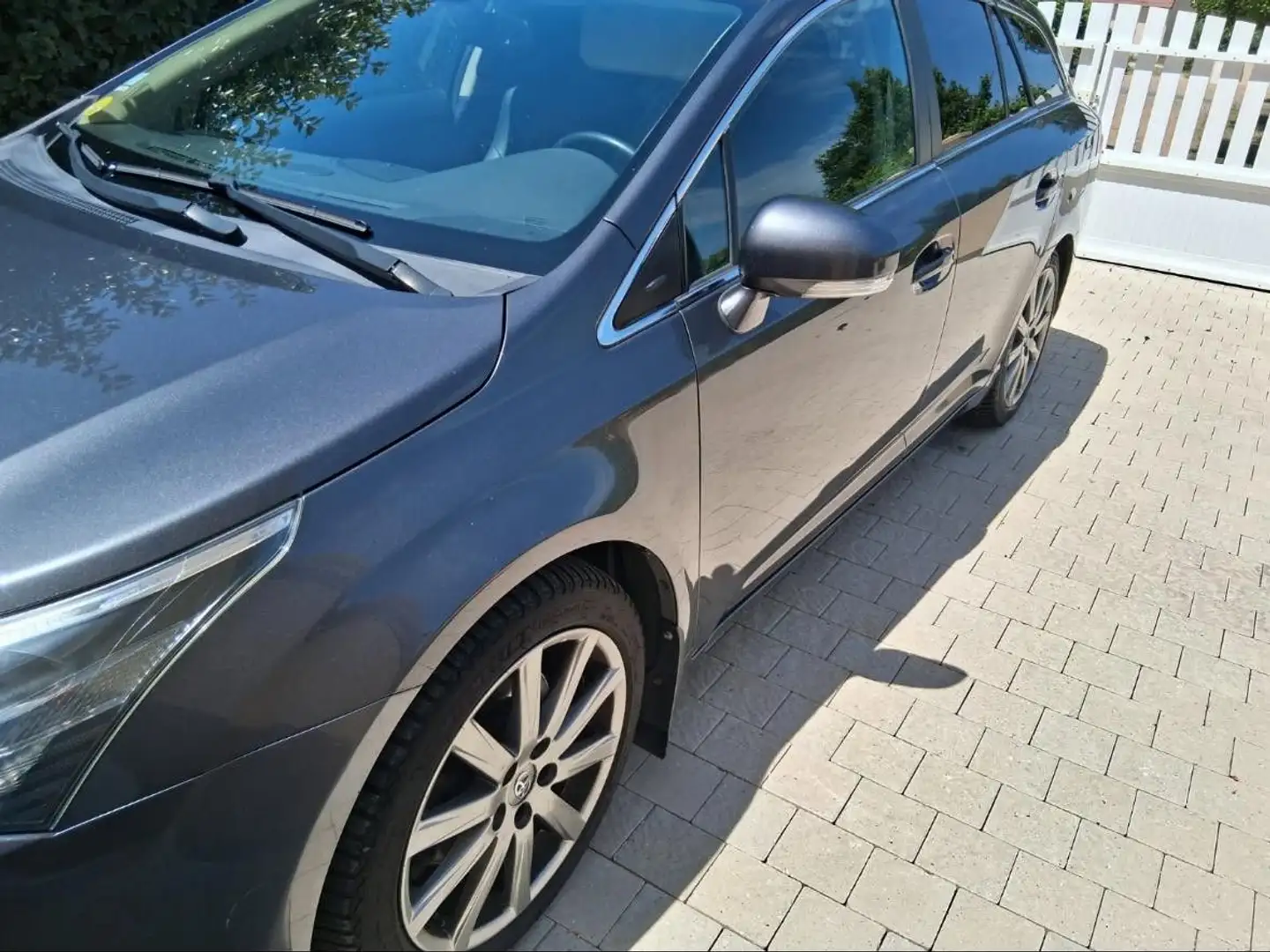Toyota Avensis Touring Sports Gris - 2