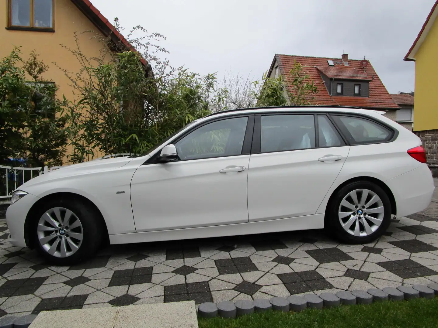 BMW 320 d xDrive Sport Line Touring (F31) Weiß - 1