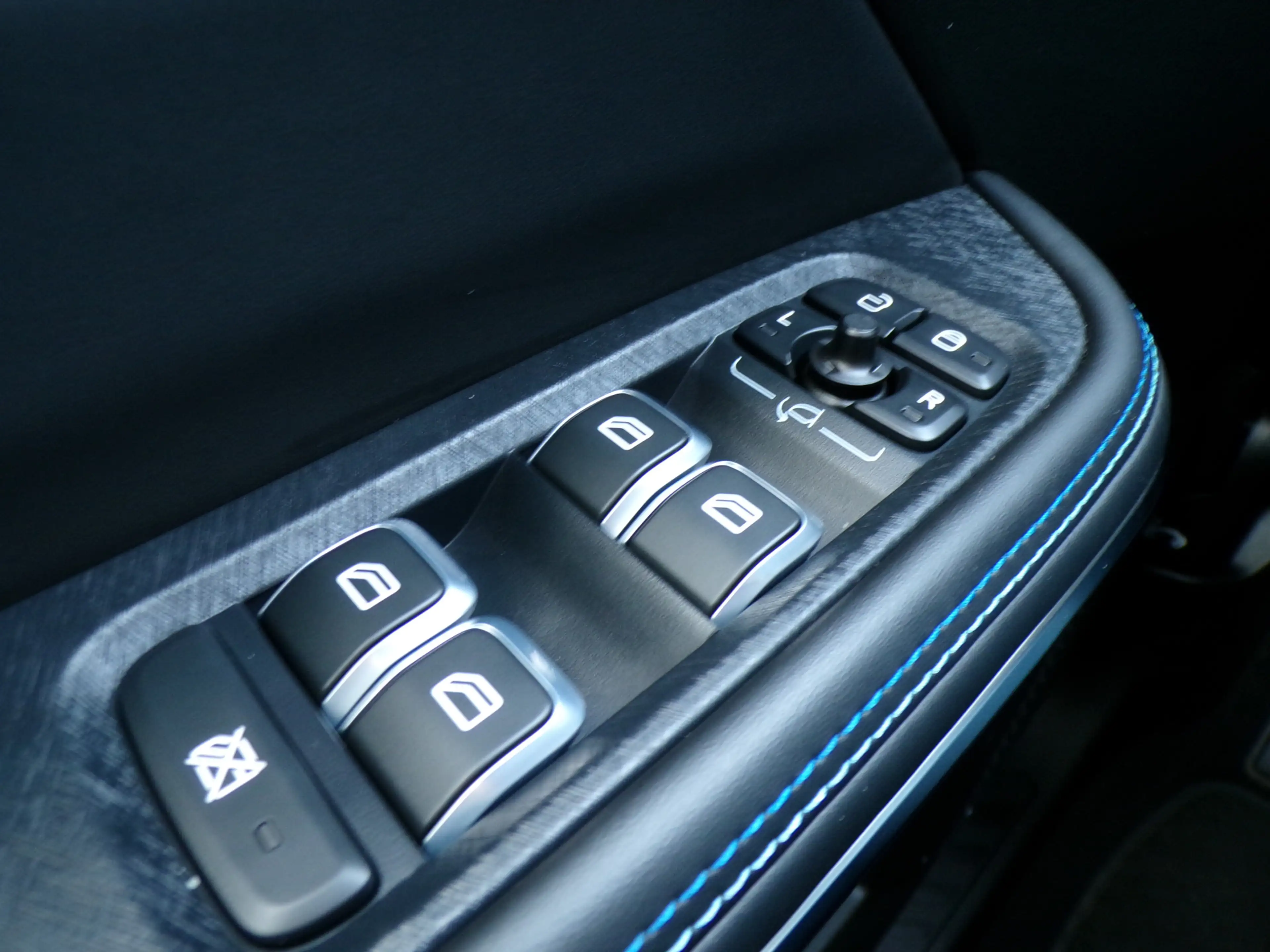 Lynk & Co 01 1.5, Black Style / Full LED / Elektr. Schuifdak / — photo 11