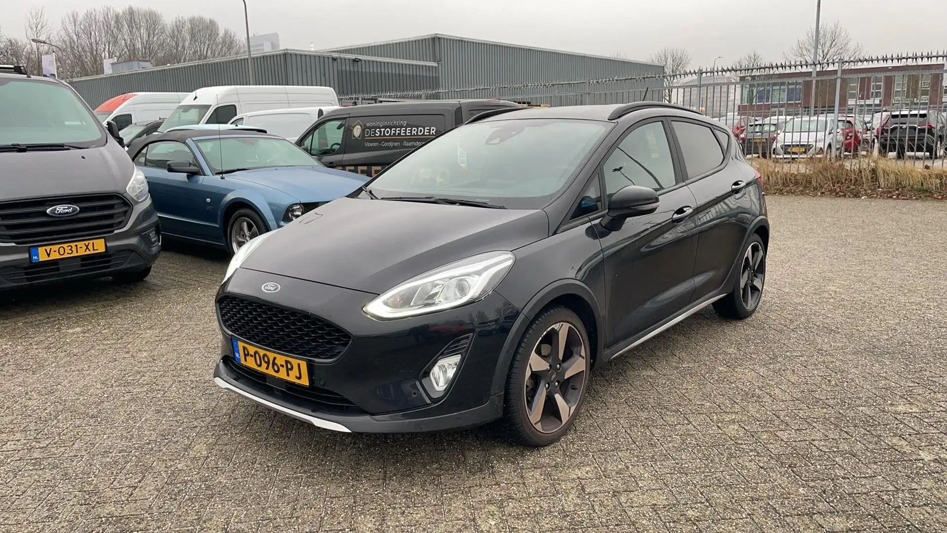 Ford Fiesta 1.0 EcoBoost Hybrid Active X Schwarz - 1