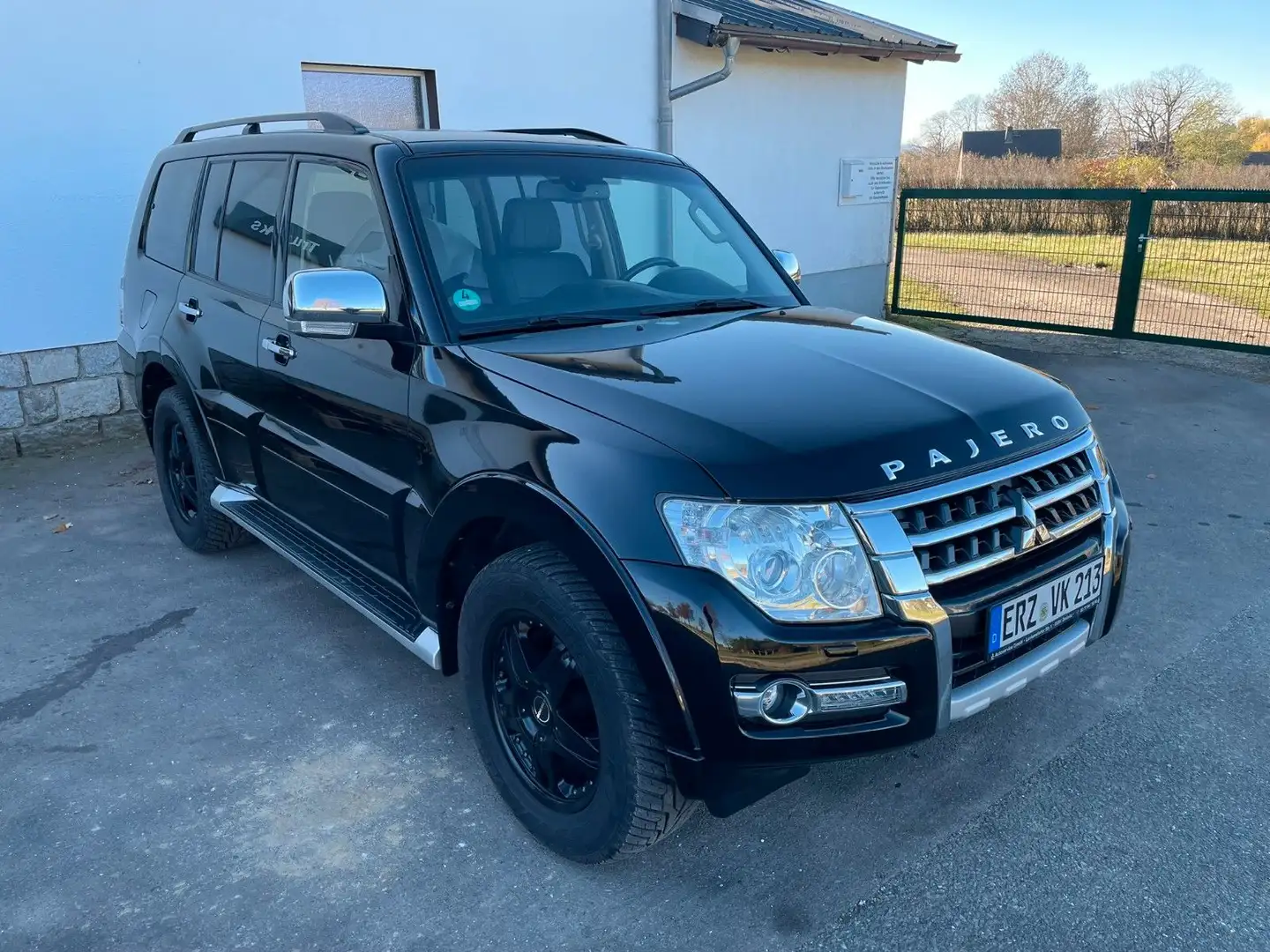 Mitsubishi Pajero 3,2 DI-D 4WD Top Automatik Schwarz - 1