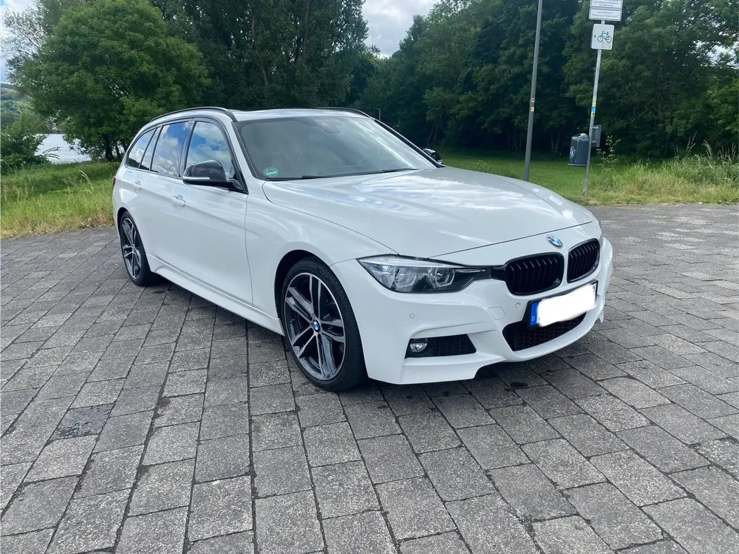 BMW 330 i Touring  MSport Pano Headup NaviProf LED Bílá - 2