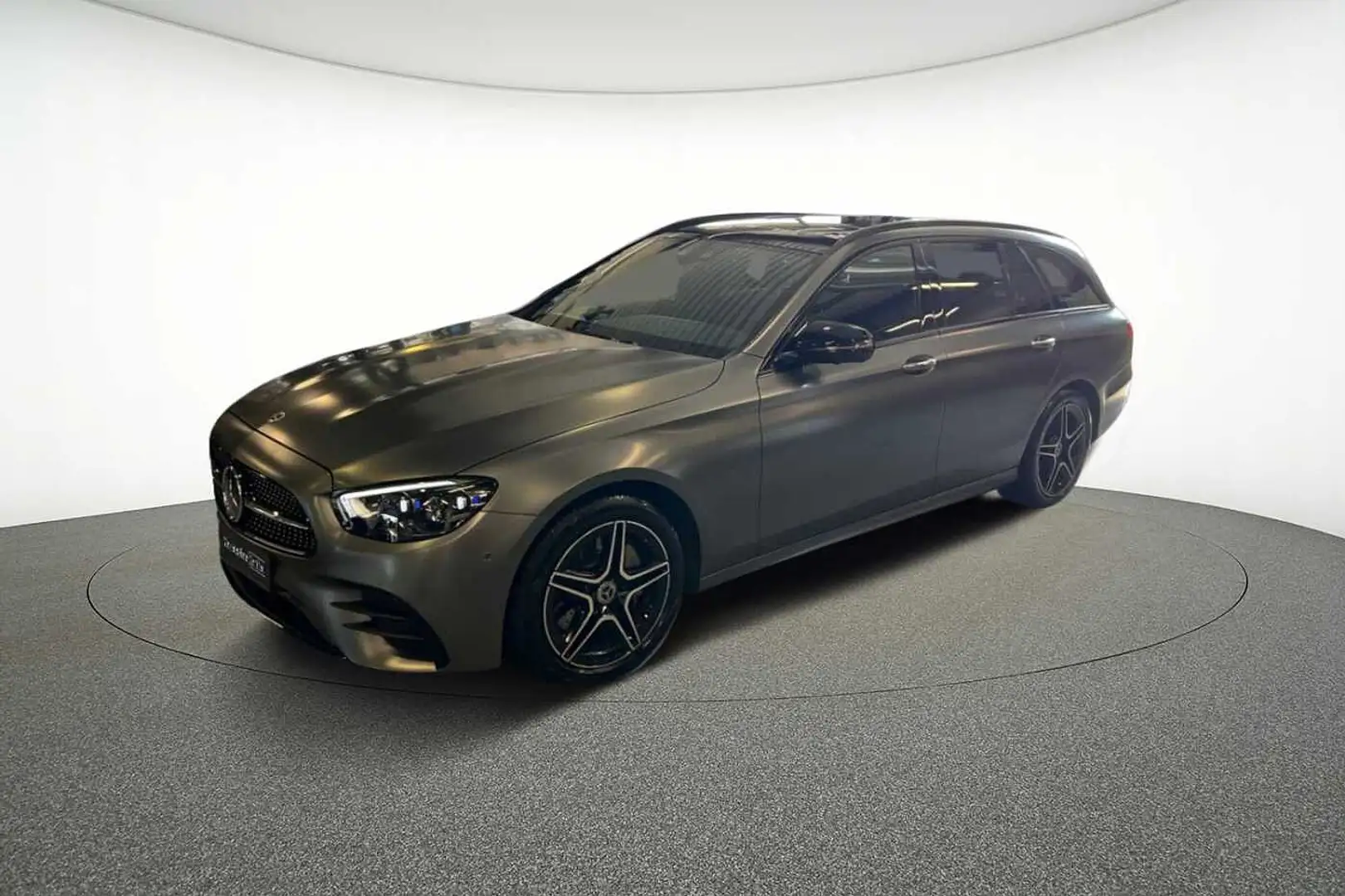 Mercedes-Benz E 200 4MATIC AMG Line Grijs - 1