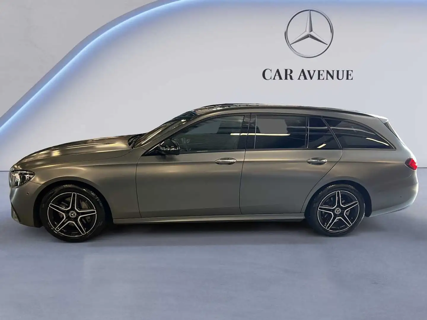 Mercedes-Benz E 200 4MATIC AMG Line Grijs - 2