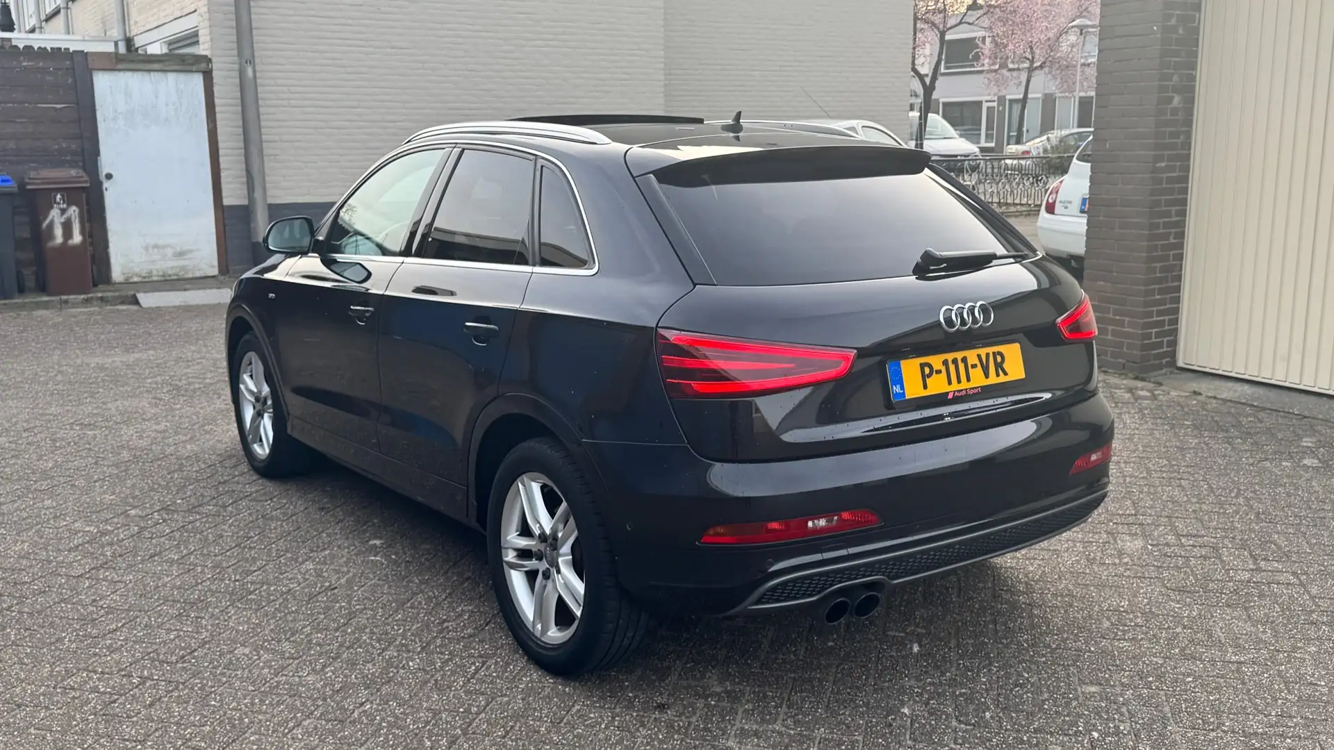 Audi Q3 2.0 TFSI q. S Edit. Zwart - 2