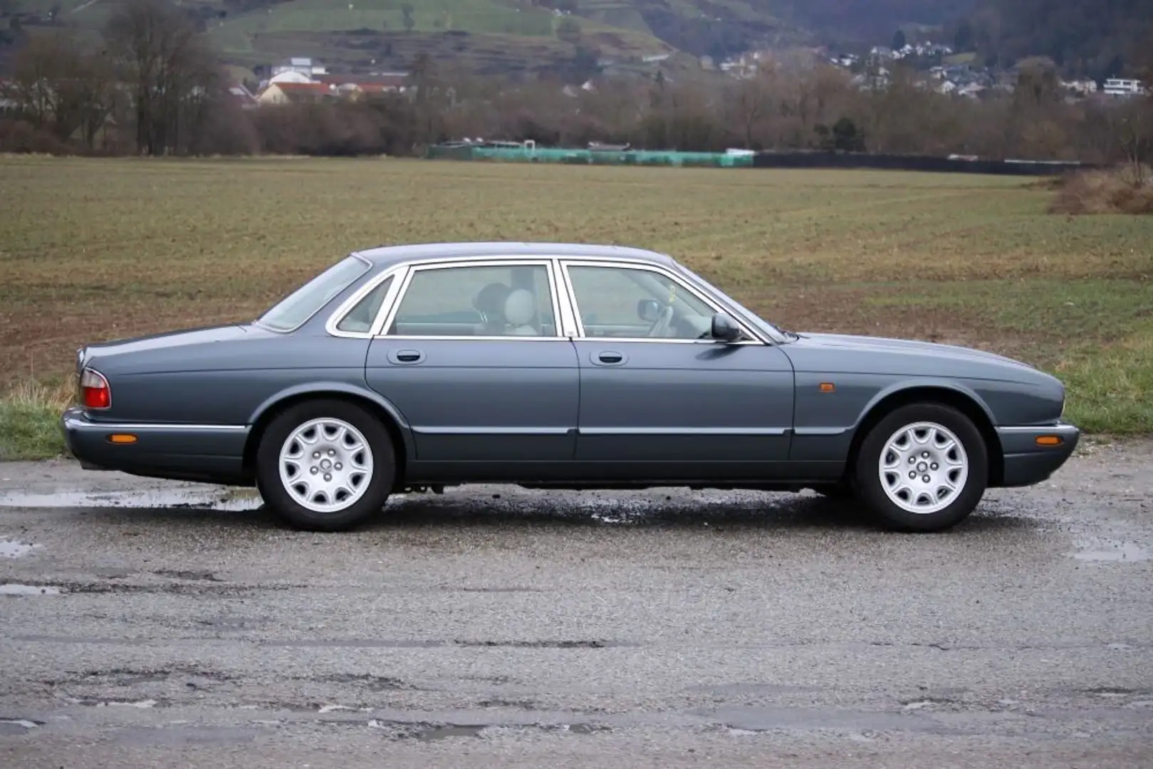 Jaguar XJ 4.0 Sovereign 3 Jahre Garantie aus 1.Hand Gris - 2