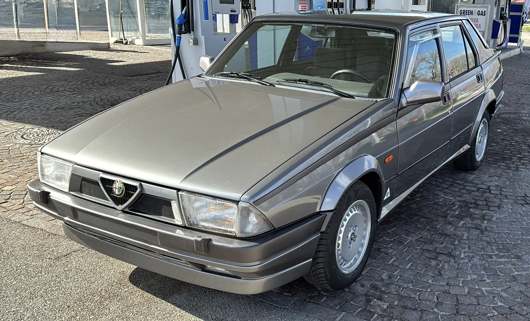 Alfa Romeo 75 75 2.0i ts Gris - 1