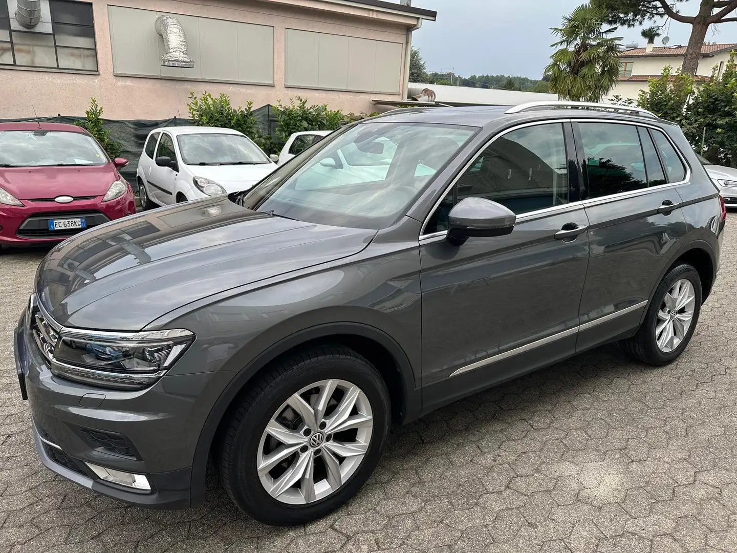 Volkswagen Tiguan Tiguan II 2016 2.0 tdi Executive 4motion 150cv dsg Grigio - 2