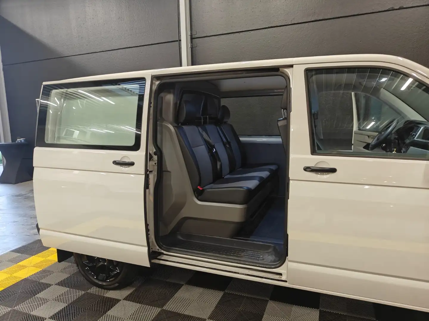 Volkswagen T6 Transporter 2.0 TDi / 6 zit / 18" /Cruise/Apple/Trekhaak/PDC Beige - 2