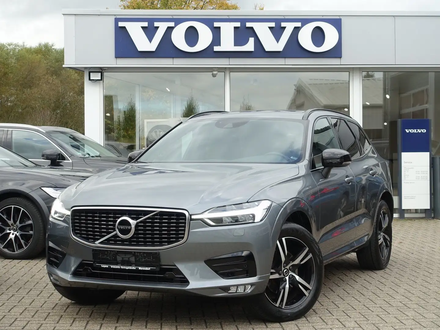 Volvo XC60 D4 DPF 2WD R Design Kamera/BLIS/Harman Grau - 1