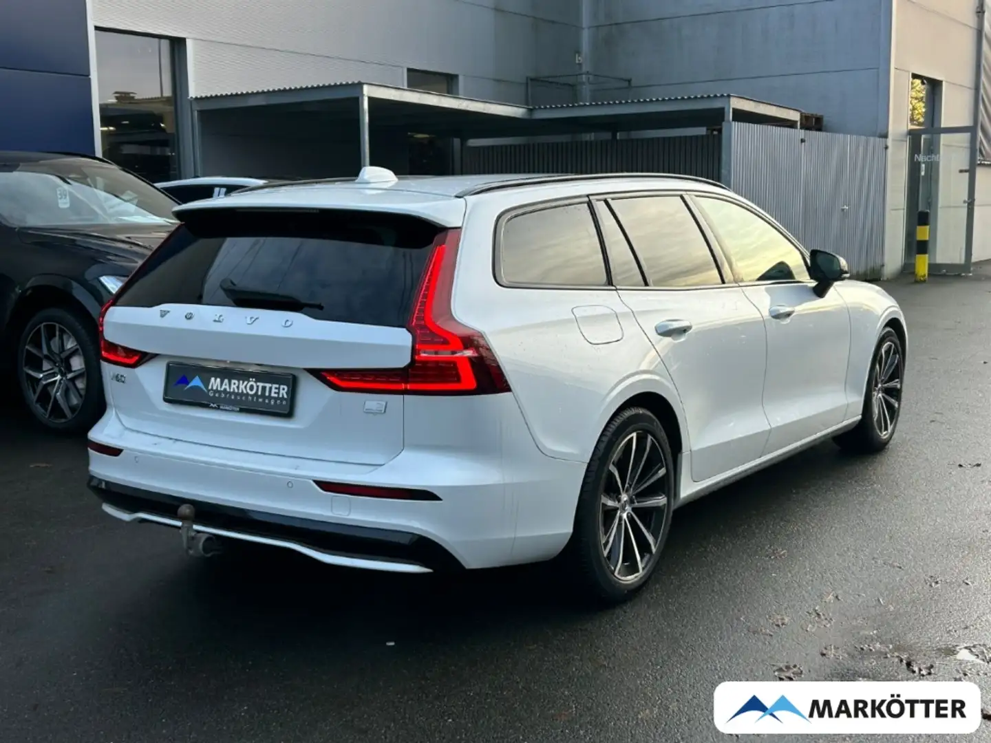 Volvo V60 T6 AWD Recharge Plus Dark 4xSHZ/TEMP/AHK/LKHZ Weiß - 2