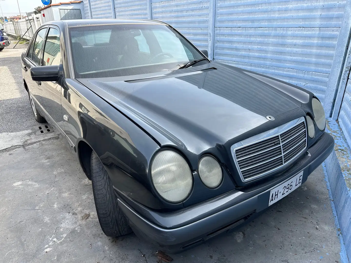 Mercedes-Benz E 200 Classic BERLINA 136CV Negru - 1