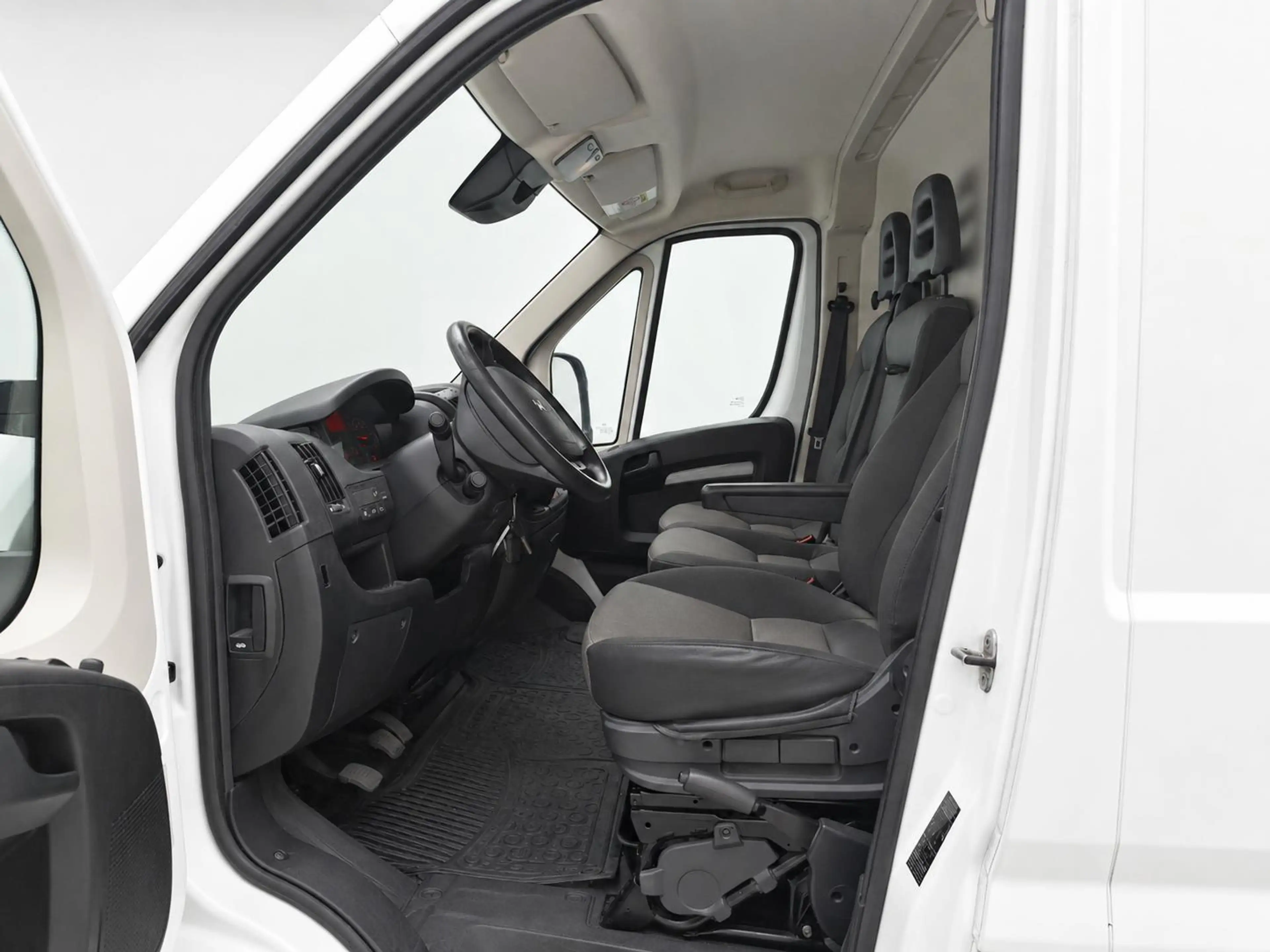 Peugeot Boxer 2.2 BlueHDi 165PK Premium L2H2 Trekhaak Navigatie — photo 4